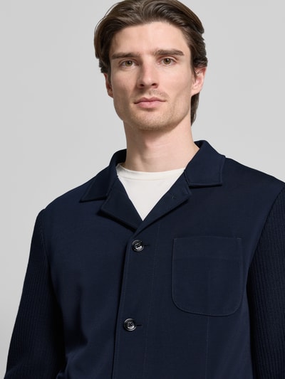 Männermodel trägt Hemdjacke mit Knopfleiste Modell 'Hotcat' von JOOP! Collection in Dunkelblau, Material-Mix, Nahaufnahme Oberkörper.