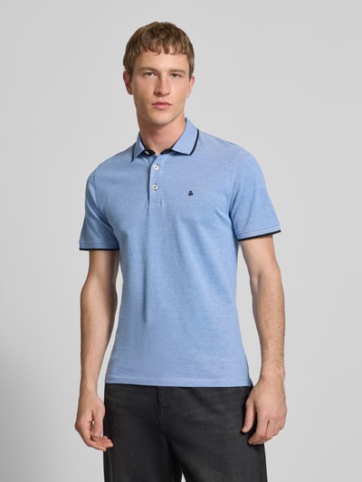 Männermodel trägt Slim Fit Poloshirt mit Viskose-Anteil Modell 'Paulos' von JACK & JONES, Baumwoll-Mix, Polokragen, Logo-Stitching, Rückenlänge 72 cm, Kurzärmeliges Design, Ganzkörperansicht von vorne.