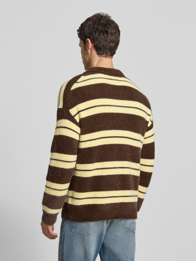 Männermodel trägt Strickpullover mit Polokragen und Knopfleiste von JAKE*S STUDIO MEN aus Baumwoll-Mix im Relaxed-Fit, Gestreift, Ganzkörperansicht Rückansicht.