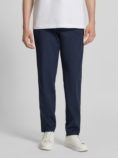 Männermodel trägt Slim Fit Anzughose mit Tunnelzug Modell 'GENIUS' von BOSS, Optik: Unifarben, Four-Way-Stretch, Dunkelblau, Ganzkörperansicht von vorne.