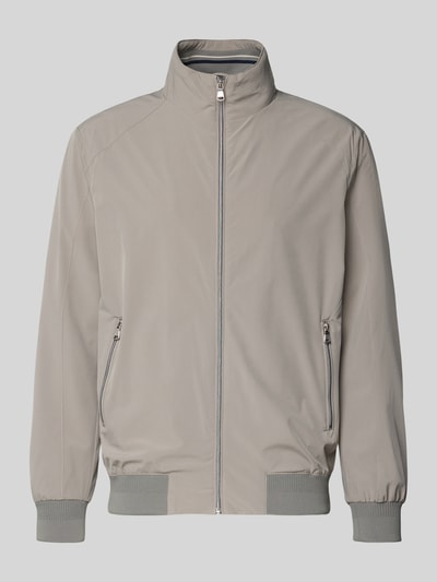 Produktfoto, Jacke mit Stehkragen von Christian Berg Men, szary kolor, zamek błyskawiczny, kieszenie na suwak, materiał z domieszką stretchu, luźny krój, ściągacze, długość tyłu w rozmiarze M 28 cm, szerokość ramion w rozmiarze M 18 cm, szerokość klatki piersiowej w rozmiarze M 20 cm, długość rękawa w rozmiarze M 26 cm