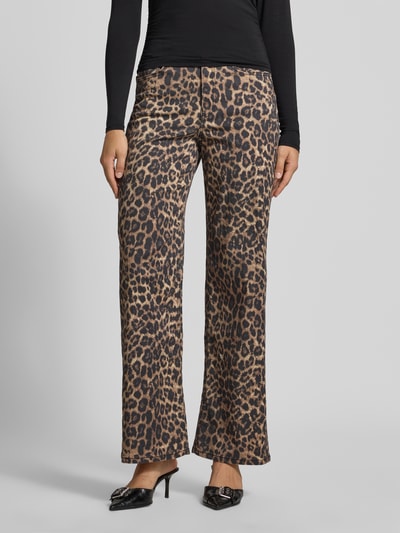 Frauenmodel trägt Wide Leg Jeans aus Baumwoll-Mix Modell 'ZOE SARAH' von JJXX im Leopardenmuster, 5-Pocket-Design, Ganzkörperansicht von vorne.