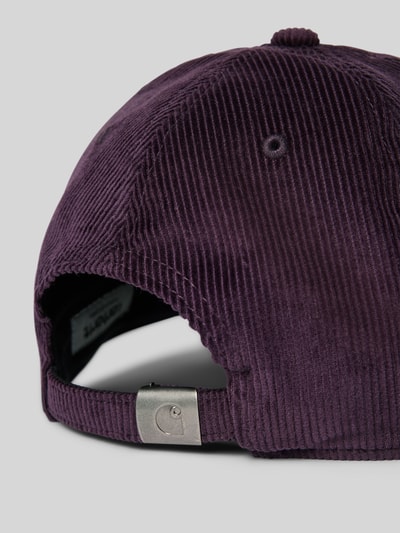 Produktfoto, Basecap aus Cord mit Label-Stitching Modell 'Harlem' von Carhartt Work In Progress in dunklem Lila, Reine Baumwolle, verstärkter Schirm, fein gerippte Textur, Metallschließe, Detailaufnahme Rückansicht