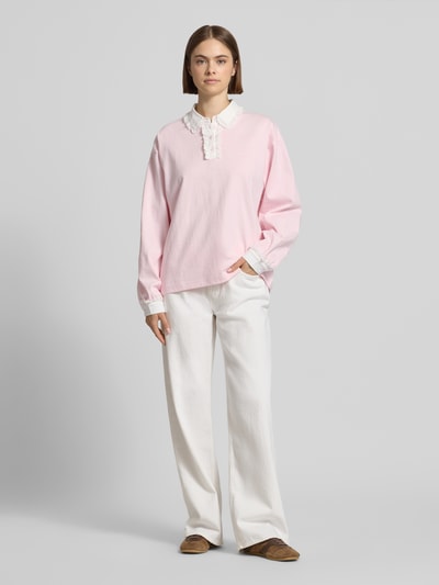 Frauenmodel trägt Oversized Poloshirt mit Kontrastbesatz Modell 'Jolina' von OH APRIL aus Reine Baumwolle, Langärmlig, Ganzkörperansicht von vorne.