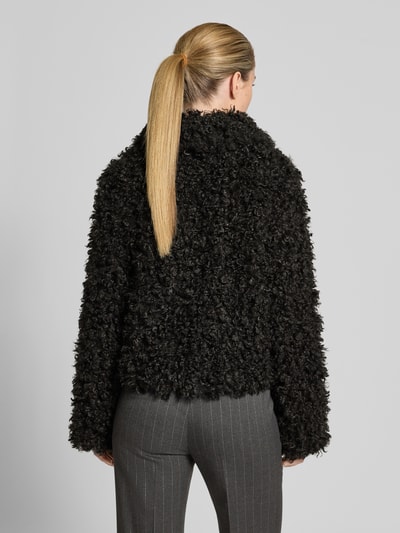 Frauenmodel trägt schwarze Felljacke in cropped-Fit - curated by Isabelle Hartmann von Style Icon Collection, Kunstfell, Rückenansicht