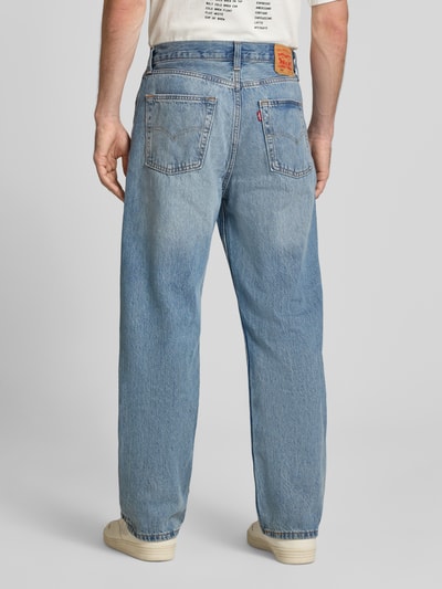 Männermodel trägt hellblaue Loose Fit Jeans aus reiner Baumwolle Modell '565®' von Levi's®, Herren Wide & Loose Fit Jeans, Ganzkörperansicht Rückansicht