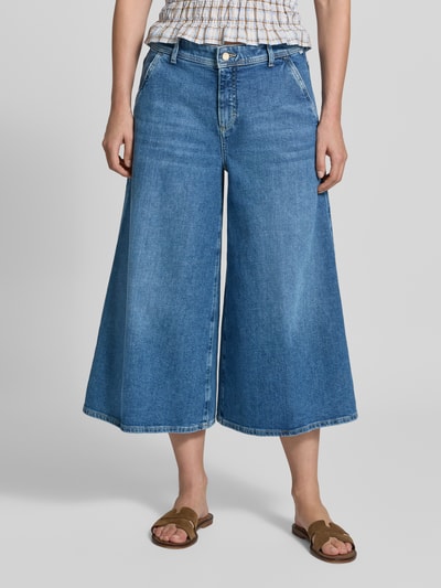 Frauenmodel trägt Regular Fit Culotte aus Baumwoll-Mix Modell 'Melli S' von Brax in mittlerem Jeansblau, strukturierte Oberfläche, Nahaufnahme Oberkörper. Damen Culotte von Brax.