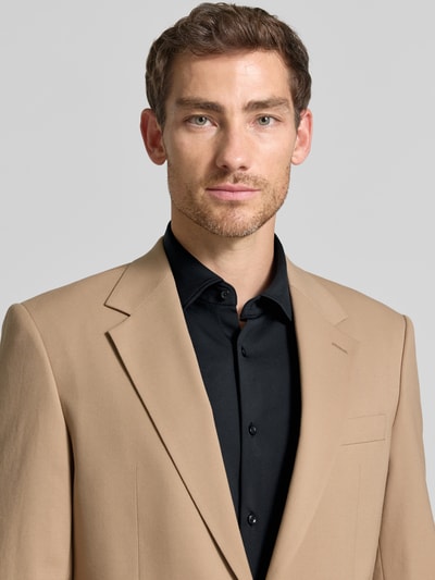 Männermodel trägt Slim Fit Businesshemd aus reiner Baumwolle Modell 'KENNO' von HUGO in Schwarz, Nahaufnahme Oberkörper. Herren Businesshemd von HUGO