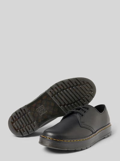 Produktfoto, schwarze Herren Schnürschuhe mit profilierter Sohle Modell 'Brookline' von Dr. Martens, abgerundete Form, gelbe Ziernaht, sichtbarer Schnürverschluss, Absatz 3 cm, glatte und strukturierte Texturen, robustes Material