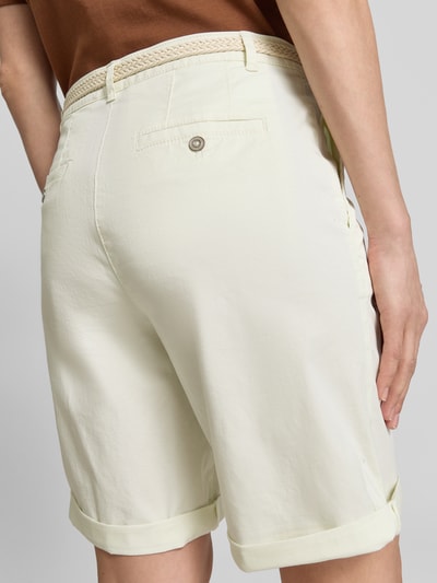 Kobiece model prezentuje Chino-Bermudas mit Gürtel od Christian Berg Woman, bawełna, krój regular fit, detal tyłu, szerokość w rozmiarze 36: 40 cm, długość nogawki wewnętrznej w rozmiarze 36: 23 cm, ujęcie z tyłu