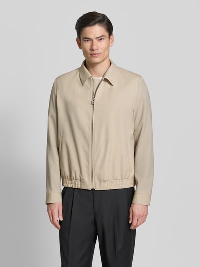 Männermodel trägt Regular Fit Blouson aus Schurwoll-Mix Modell 'HELLYS251X' von HUGO, Optik: Unifarben, Ganzkörperansicht von vorne.