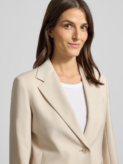 Kobiece modelka nosi żakiet taillowany z czystej żywej wełny Model 'LAMINE' od Weekend Max Mara, efekt: jednolity kolor, kołnierz z połami, zapięcie na 1 guzik, kieszenie z patką, ozdobne guziki, rozcięcie z tyłu, materiał: czysta żywa wełna, zbliżenie na górną część ciała.