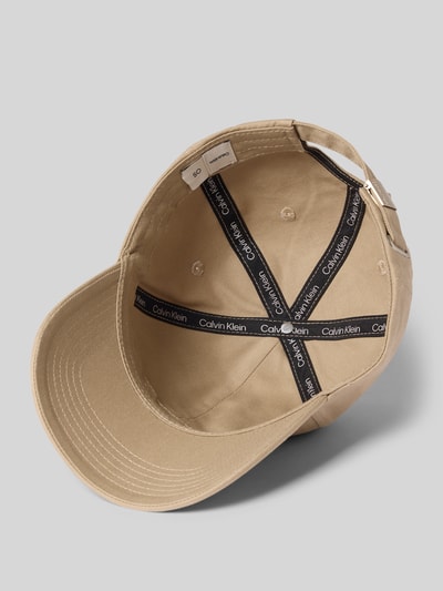 Produktfoto, Größenverstellbare Cap mit Label-Stitching von CK Calvin Klein aus reiner Baumwolle, verstärkter Schirm, beige, Detailaufnahme.