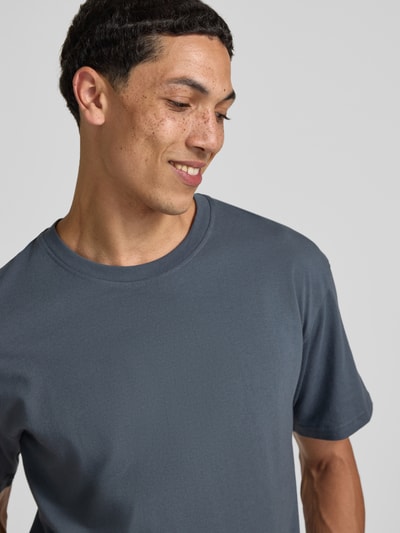 Męski model nosi Regular Fit T-Shirt mit Rundhalsausschnitt von Jack & Jones z bawełny, krój regular fit, okrągły dekolt, rękaw o dł. 1/2, długość tyłu w rozmiarze M: 70 cm, zbliżenie na górną część ciała