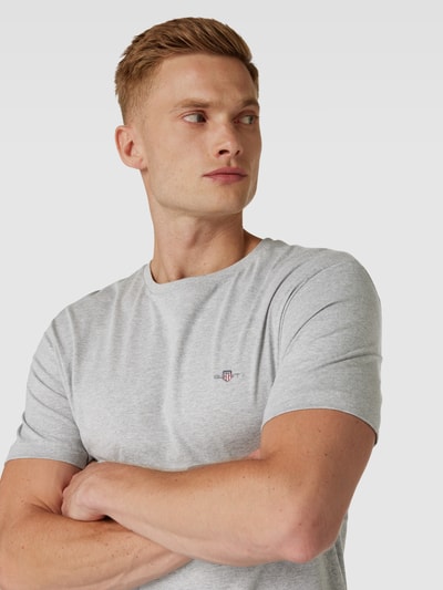 Gant T-shirt o kroju regular fit z wyhaftowanym logo model ‘SHIELD’ Średnioszary melanż 3