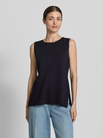 Frauenmodel trägt Stricktop aus Viskose-Mix mit Rundhalsausschnitt von Comma, Dunkelblau, Gerader Schnitt, verlängerter Rücken, Ganzkörperansicht von vorne. Rückenlänge bei Größe 36: 54 cm.