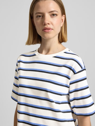Frauenmodel trägt T-Shirt im Allover-Look mit Rundhalsausschnitt von JAKE*S STUDIO WOMAN, Material-Mix, weiß-blau gestreift, Nahaufnahme Oberkörper.