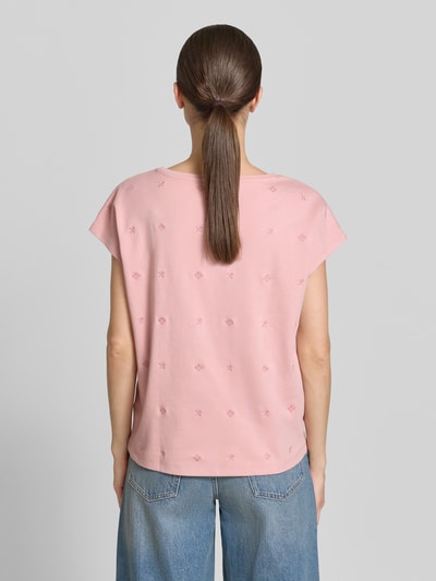 Frauenmodel trägt T-Shirt mit Rundhalsausschnitt und Stitchings von Christian Berg Woman, Reine Baumwolle, Regular-Fit, Kappärmel, Rückenlänge 55 cm, Ganzkörperansicht Rückansicht.