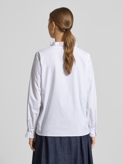 Frauenmodel trägt Hemdbluse mit Knopfleiste von More & More aus Baumwoll-Mix mit Stretch-Anteil, Lockerer-Schnitt, Volants, Raffungen, Rückenlänge 63 cm, Ärmellänge 60 cm, Farbe Weiß, glatte Textur, Ganzkörperansicht Rückansicht.