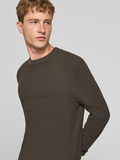 Männermodel trägt Regular Fit Pullover aus reiner Baumwolle Modell 'TONY' von ONLY, strukturierte Oberfläche, olivgrün, Nahaufnahme Oberkörper, Herren Pullover von ONLY & SONS.