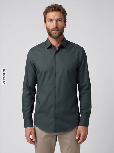 Männermodel trägt dunkelgrünes Slim Fit Businesshemd mit Kentkragen von Jake*s, glatte Textur, Ganzkörperansicht von vorne, KI-modifiziertes Bild.