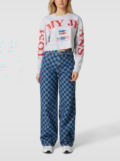 Tommy Jeans Cropped Longsleeve mit Label-Print Hellgrau meliert 1