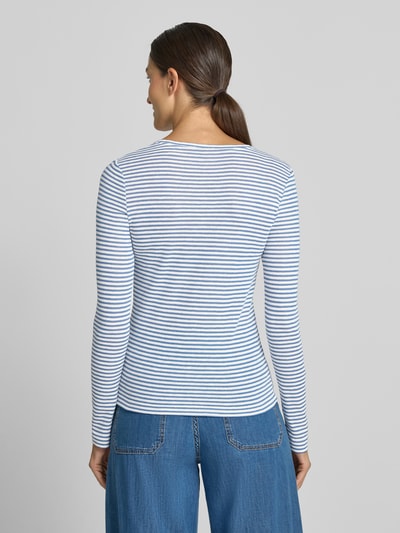 Frauenmodel trägt Longsleeve mit Streifen-Muster von Rich & Royal aus reiner Baumwolle, tailliert, Rundhalsausschnitt, Rückansicht, Ganzkörperansicht.