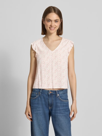Frauenmodel trägt Regular Fit Blusentop aus reiner Viskose Modell 'BARRI' von Pieces, abstraktes Two Tone Muster, V-Ausschnitt, Popeline, Ganzkörperansicht von vorne.