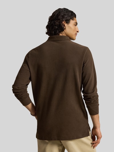 Mannelijk model draagt regular fit poloshirt uit puur katoen van Polo Ralph Lauren in bruin, Heren, volledige achterkantaanzicht.