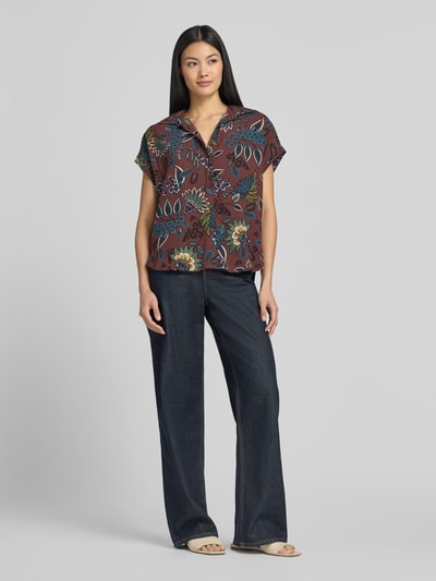 Frauenmodel trägt Relaxed Fit Hemdbluse aus Viskose-Mix von zero mit Allover-Paisley-Print, dunkle Farben, Hemdblusenkragen, Kurzärmelig, Ganzkörperansicht von vorne.