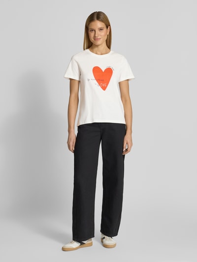 Frauenmodel trägt Regular Fit T-Shirt mit Motiv-Print von Smith and Soul aus reiner Baumwolle, Rundhalsausschnitt, Rückenlänge 60 cm, Ganzkörperansicht von vorne.