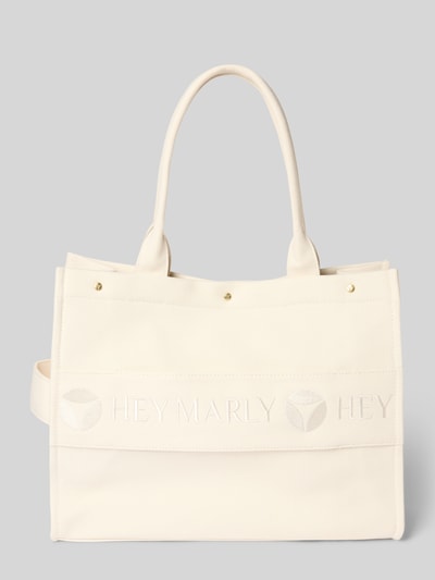 Produktfoto, cremefarbene Handtasche mit Logo-Stitching Modell 'Signature' von Hey Marly, Hauptfach mit Druckknopfverschluss, Schulterriemen, Reißverschlussfach auf der Innenseite, Maße: Breite 42 cm, Länge 31 cm, Tiefe 15 cm, Riemenlänge 55 cm