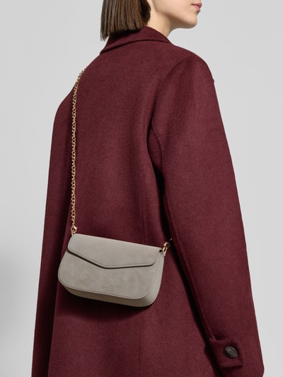 Vrouwenmodel draagt Crossbody Bag met structuurpatroon Model 'Vanja' van Seidenfelt, grijs met kettingschouderband, hoofvak met overslag, breedte 18 cm, lengte 12 cm, diepte 5 cm, schouderband 120 cm, detailopname rugaanzicht