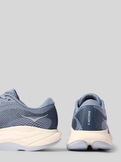Produktfoto, Sneaker mit Label-Detail Modell 'RINCON 3' von HOKA in Blau mit strukturierter Sohle, abgerundeter Form und Schnürverschluss