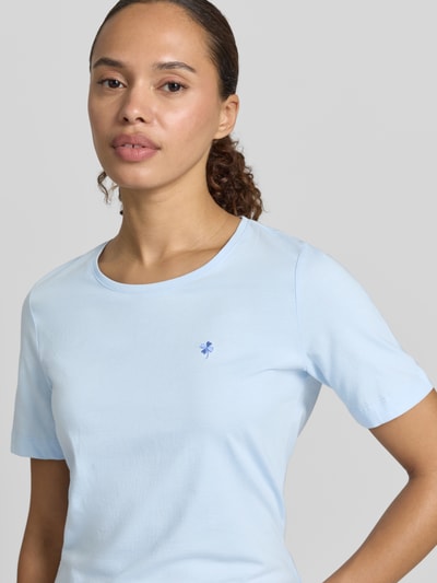 Frauenmodel trägt T-Shirt mit Motiv-Stitching und Rundhalsausschnitt von Christian Berg Woman aus Reine Baumwolle in Regular-Fit, Nahaufnahme Oberkörper.