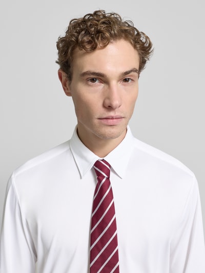 Męski model nosi Regular Fit koszula casualowa z kołnierzykiem typu kent Model 'LIAM' od BOSS, jednokolorowa popelina, z wyhaftowanym logo, nahaufnahme górnej części ciała.