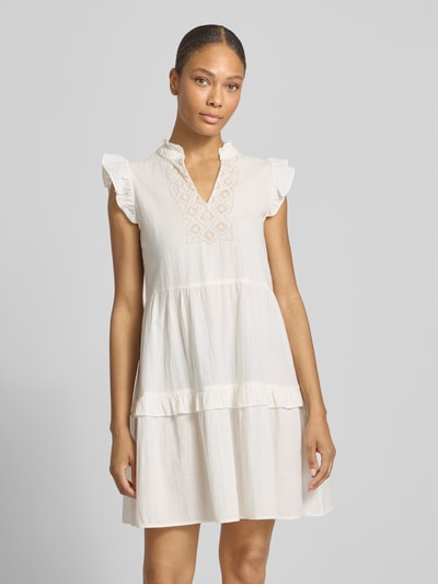 Frauenmodel trägt figurumspielendes Freizeitkleid aus reiner Baumwolle Modell 'Dichte' von Vero Moda, unifarben, Mini-Länge, V-Ausschnitt, Flammgarn-Textur, Kurzarm, Ganzkörperansicht von vorne