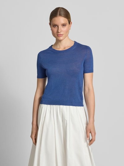 Frauenmodel trägt Regular Fit Strickpullover aus reinem Leinen Modell 'PANCONE' von Weekend Max Mara, Optik: Unifarben, Kurzarm, Kragenform: Crew Neck, Ärmelabschluss und Rumpfabschluss: gerippt, Materialverarbeitung: Strick, Material: Leinen, kräftiges Blau, glatte Textur, Ganzkörperansicht von vorne.