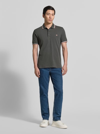 Männermodel trägt Regular Fit Poloshirt mit Kontraststreifen von Christian Berg Men aus puur katoen, knoopsluiting, ruglengte maat M 71 cm, ganzlichaamsaanzicht van voren.