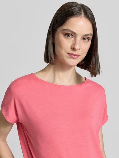 Modelka kobieca nosi Relaxed Fit T-Shirt aus Viskose-Mix von s.Oliver RED LABEL, kolor jednolity, jersey, krótki rękaw, ujęcie z przodu, zbliżenie na górną część ciała.