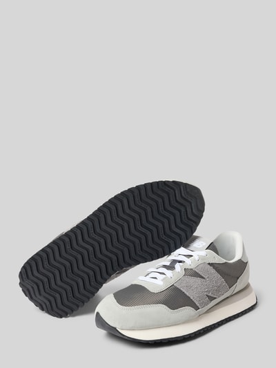 Productfoto, Sneaker uit leermix met logodetail van New Balance voor heren, afgeronde pasvorm, profielzool, hakhoogte maat 44: 3 cm, schachthoogte: 8 cm, schachtbreedte: 9 cm, grijs met wit, contrasterende textuur.