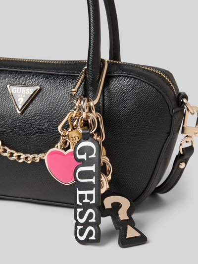 Produktfoto, schwarze Shoulder Bag in Leder-Optik Modell 'Davina' von Guess mit Hauptfach, Reißverschluss, Charm in Ketten-Optik, abnehmbarer Trageriemen, Reißverschlussfach, Maße 28x13x6 cm, Länge Schulterriemen 121 cm.