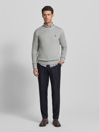Männermodel trägt Strickpullover mit gerippten Abschlüssen von Polo Ralph Lauren in Hellgrau, Reine Baumwolle, Regular-Fit, Ganzkörperansicht von vorne