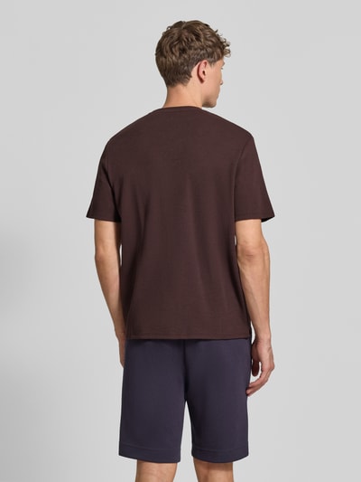 Männermodel trägt Regular Fit T-Shirt aus Baumwoll-Mix Modell 'WAFFLE' von BOSS in Dunkelbraun, glatte Textur, Herren T-Shirt, Ganzkörperansicht Rückansicht.