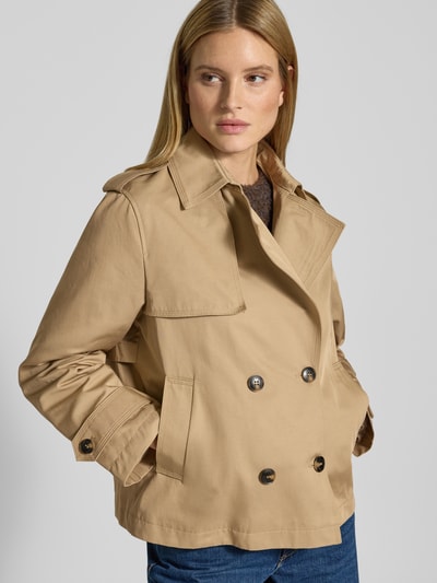Frauenmodel trägt Trenchcoat in kurzem Design mit Baumwoll-Anteil von Jake*s Casual, beige, doppelte Knopfleiste, Ganzkörperansicht von vorne.