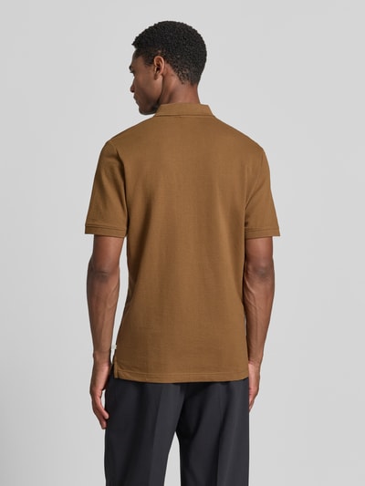 Männermodel trägt Regular Fit Poloshirt aus Baumwoll-Mix von s.Oliver RED LABEL in Braun, glatte Struktur, Ganzkörperansicht Rückansicht.