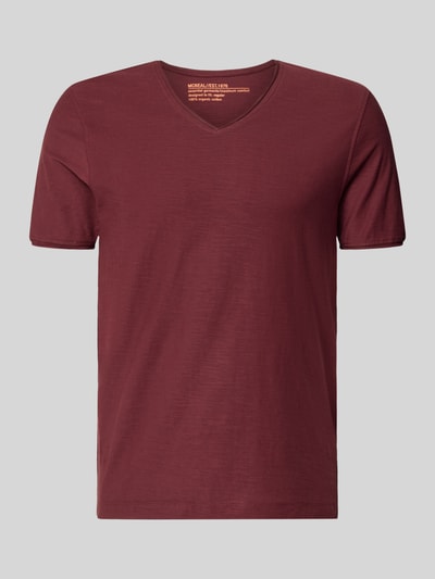 Produktfoto, bordowy męski t-shirt z dekoltem w serek i zrolowanym brzegiem, bawełna, krój regular fit, T-Shirt mit V-Ausschnitt und Rollsaum od MCNEAL, długość tyłu w rozmiarze M: 81 cm