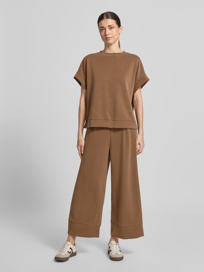 Frauenmodel trägt Sweatshirt aus Modal-Mix mit Rundhalsausschnitt von Rich & Royal in Braun, Relaxed Fit, Kappärmel, Ganzkörperansicht von vorne.