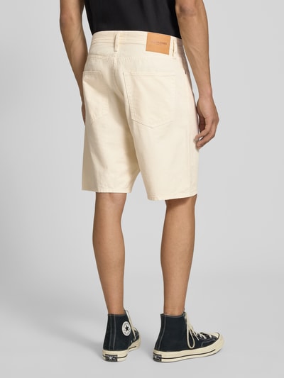 Männermodel trägt Bermudas im 5-Pocket-Design Modell 'TONY ORIGINAL' von Jack & Jones aus Reine Baumwolle, Straight Fit, Farbe Beige, Ganzkörperansicht Rückansicht.