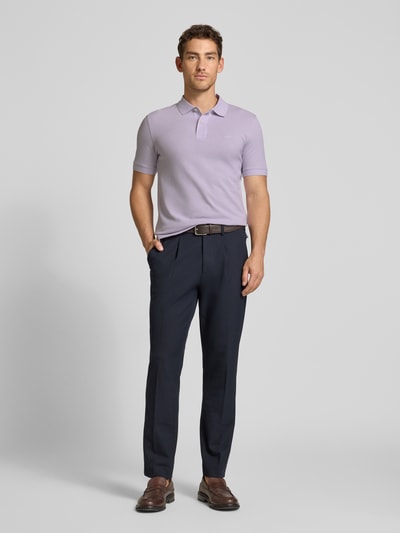 Männermodel trägt Regular Fit Poloshirt aus reiner Baumwolle Modell 'PALLAS' von BOSS in Optik: Unifarben, Ganzkörperansicht von vorne.